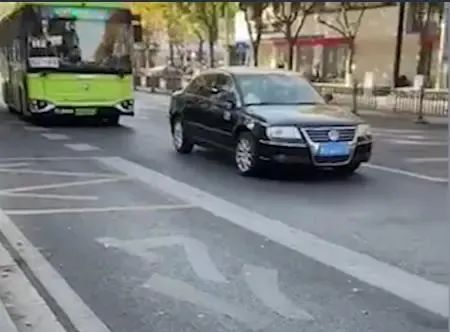 启泰网 公务车两次别停进站公交车，涉事公司：驾驶员已停职